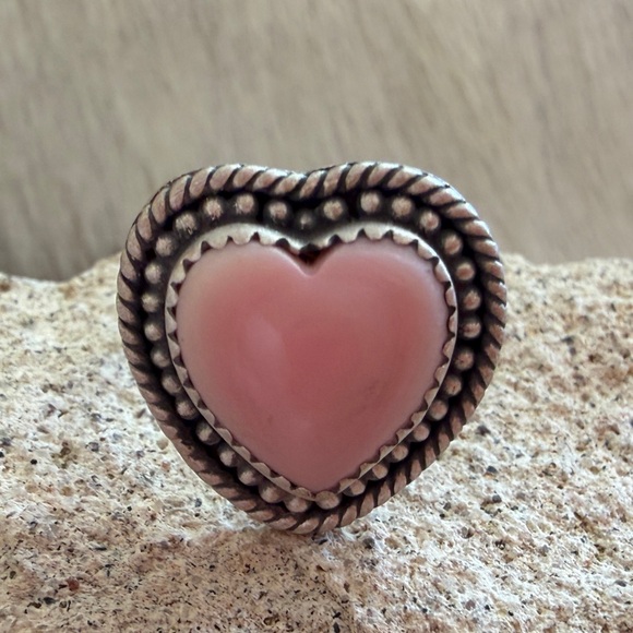 Sourhwest Jewelry - ❤️ Queen Pink Conch Heart Ring Sterling Silver Navajo Style ADJ Size 5 to 8.5